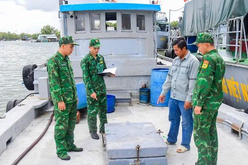 Bắt tàu chở 10.000 lít dầu DO không rõ nguồn gốc