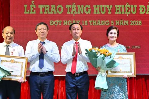 Trưởng Ban Tuyên giáo và Dân vận Thành ủy TPHCM trao tặng Huy hiệu Đảng