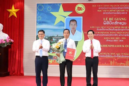 Bế giảng lớp Cao cấp lý luận chính trị dành cho cán bộ Tỉnh ủy Champasak