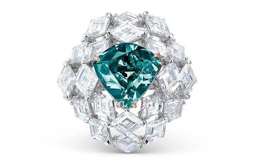 Viên kim cương xanh 5,5 carat quý hiếm được bán giá khủng