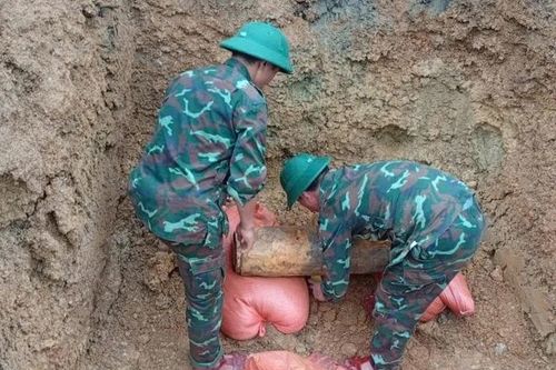 Phát hiện bom 'khủng' còn nguyên đầu nổ ở Hà Tĩnh