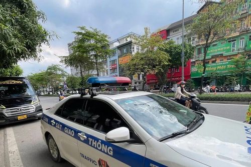 CSGT Hà Nội xử lý ô tô dừng đỗ sai quy định trên đường Nguyễn Hoàng