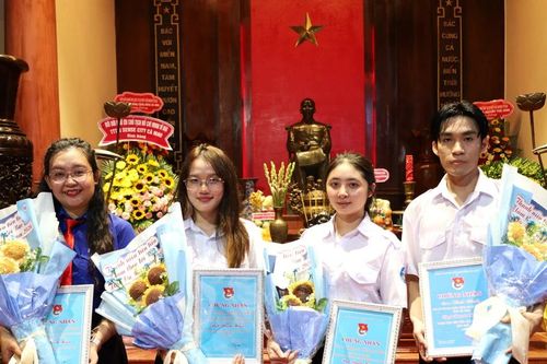 Sinh viên Phân hiệu Trường Đại học Bình Dương tại Cà Mau làm theo lời Bác