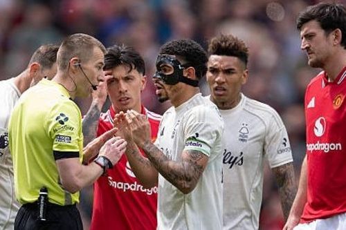 Trọng tài Ngoại hạng Anh xin lỗi vì công nhận bàn thắng của Man Utd