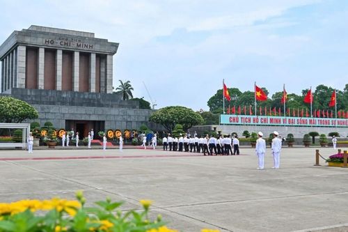 Đoàn đại biểu Bộ Ngoại giao vào Lăng viếng Chủ tịch Hồ Chí Minh nhân kỷ niệm 136 năm ngày sinh của Người