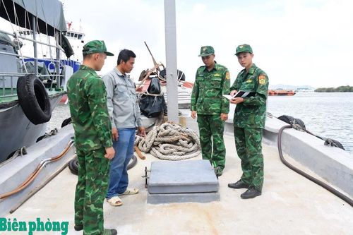 Hải đoàn Biên phòng 18 bắt vụ vận chuyển khoảng 10.000 lít dầu DO
