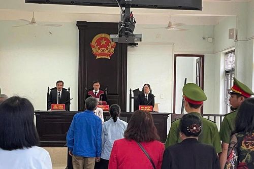 Sơ thẩm vụ án thóa mạ người khác, giữ người trái pháp luật vì mâu thuẫn mua bán đất: VKS đề nghị mức án đến 4,5 năm tù