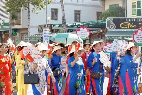 Phụ nữ Đồng Tháp tham gia diễu hành áo dài và đồng diễn dân vũ mừng sinh nhật Bác Hồ