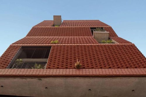 Ngôi nhà với mặt tiền thú vị từ hàng trăm viên ngói đỏ