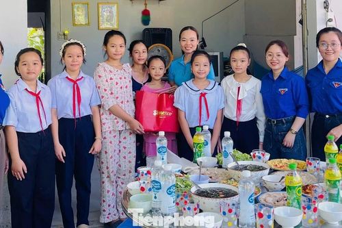 Cô trò mang 'bữa cơm đội viên' sưởi ấm nhà học sinh khó khăn