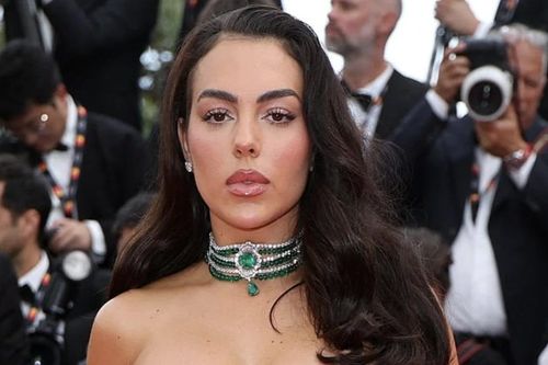 Vợ sắp cưới của Ronaldo diện đầm xẻ ngực ở Cannes