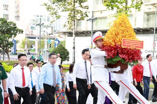 Lãnh đạo TPHCM dâng hoa Chủ tịch Hồ Chí Minh