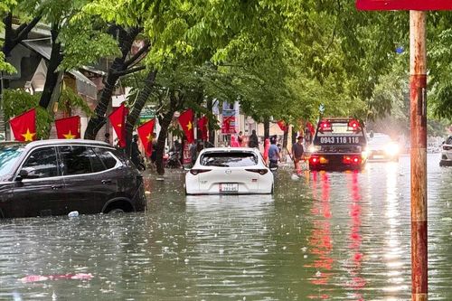 Nhiều ôtô mắc kẹt giữa biển nước ở Quảng Ninh