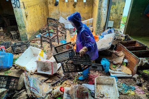 Nước lũ ngập đến cổ, tiểu thương ở Quảng Ninh mất trắng sau một đêm