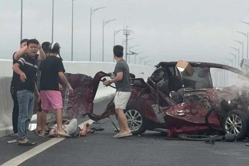 Ô tô con biến dạng sau va chạm với xe tải trên cao tốc