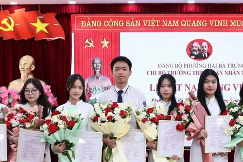 7 học sinh Trường THPT Trần Nhân Tông vinh dự được kết nạp Đảng đúng dịp sinh nhật Bác Hồ