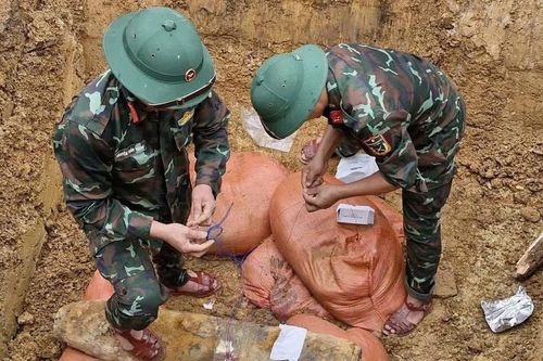Phát hiện bom 'khủng' còn nguyên đầu nổ khi cải tạo vườn