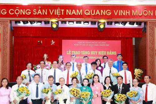 13 đảng viên vinh dự nhận Huy hiệu Đảng