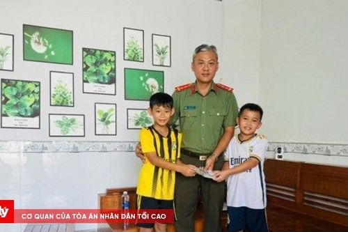 Học sinh tiểu học nhặt của rơi, trả lại cho người đánh mất