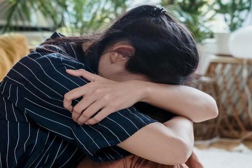 Xem điện thoại cũ, con dâu vô tình phát hiện sự thật đau lòng về mẹ chồng
