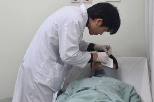 Sau 3 năm tiêm filler 'tai phật' ở spa, cô gái nhập viện vì biến chứng nguy hiểm