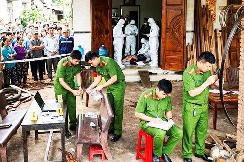 Điều tra vụ người đàn ông chết bất thường trong nhà với con dao cắm trên ngực