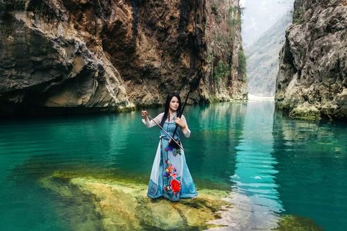 Nghệ sỹ Dương Thùy Anh 'phiêu' cùng cây đàn nhị giữa cao nguyên đá Hà Giang