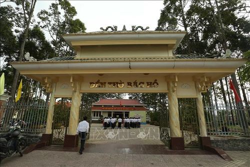Thắp nén hương thơm tưởng nhớ Người tại Đền thờ Bác Hồ ở xã Lương Tâm