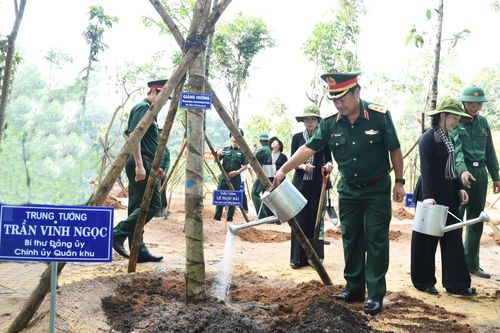 Lực lượng vũ trang TP Hồ Chí Minh hưởng ứng phong trào 'Đời đời nhớ ơn Bác Hồ'