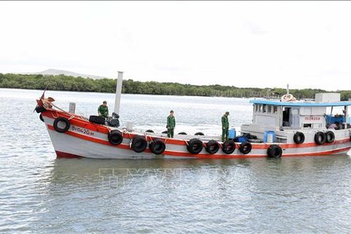 Tạm giữ tàu chở 10.000 lít dầu DO không rõ nguồn gốc