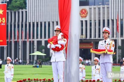 Trang nghiêm nghi lễ thượng cờ kỷ niệm 136 năm ngày sinh Chủ tịch Hồ Chí Minh