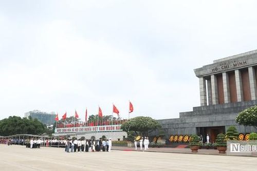 Dòng người đổ về Ba Đình trong ngày sinh nhật Bác