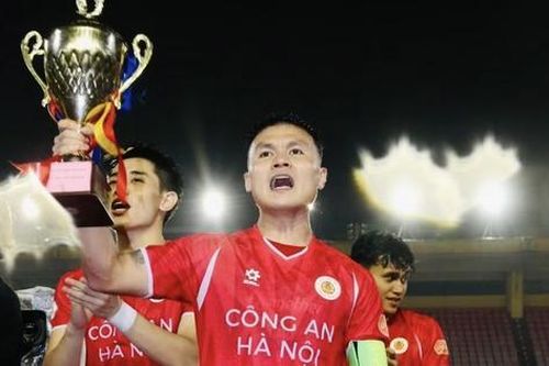 Cầu thủ Quang Hải chính thức đi vào lịch sử bóng đá Việt Nam