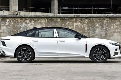 Xe sedan thiết kế thể thao, mạnh 252 mã lực, giá gần 700 triệu đồng