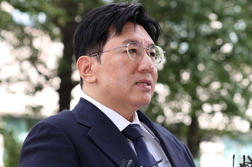 Bang Si Hyuk bị xem xét tái xin lệnh bắt giữ vì nghi án thu lợi hàng nghìn tỷ