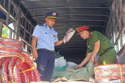 Khám phương tiện vận tải, thu giữ nhiều phụ tùng xe điện 2 bánh có dấu hiệu giả mạo nhãn hiệu