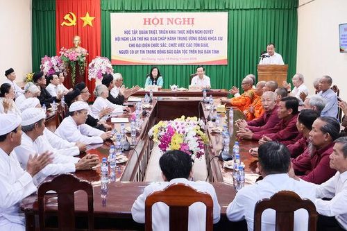 70 chức sắc, chức việc các tôn giáo và người có uy tín trong đồng bào dân tộc tiếp thu nghị quyết