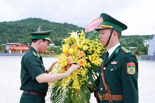 Tư lệnh Bộ đội Biên phòng dâng hoa Tượng đài Chủ tịch Hồ Chí Minh tại đặc khu Phú Quốc
