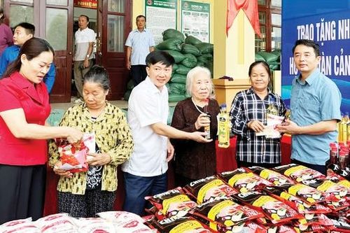 Học và làm theo Bác: Trao yêu thương từ những điều bình dị