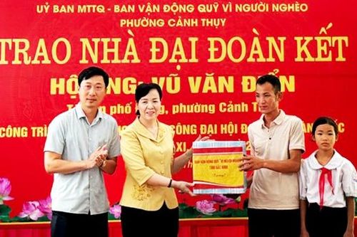 Chủ tịch Ủy ban MTTQ tỉnh Bắc Ninh trao nhà đại đoàn kết tại Cảnh Thụy