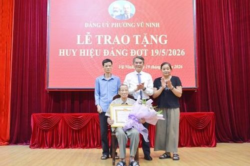 Phường Vũ Ninh trao Huy hiệu Đảng cho 50 đảng viên
