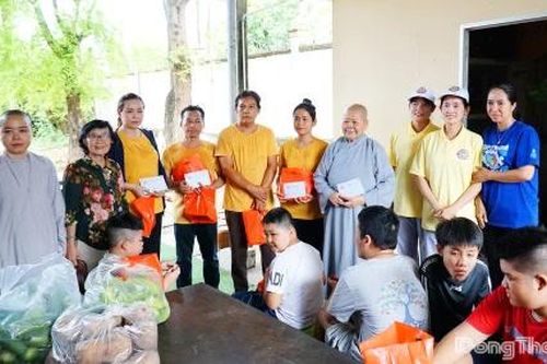 Trao học bổng cho học sinh khuyết tật, mồ côi có hoàn cảnh đặc biệt khó khăn
