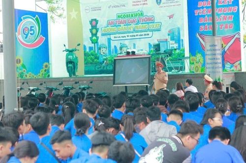 Gia Lai: Tuyên truyền pháp luật về giao thông, hướng dẫn lái xe an toàn cho 1.400 học sinh