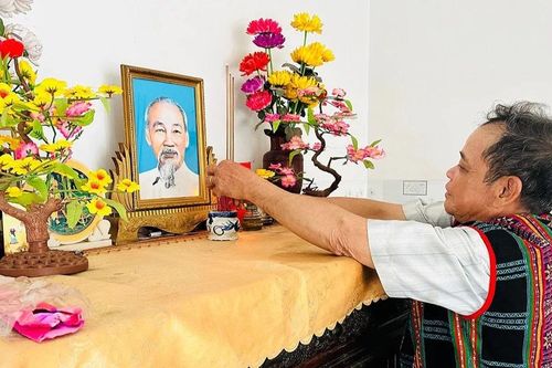 Người Bahnar một lòng yêu kính Bác