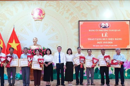 Gia Lai: Nhiều địa phương tổ chức trao Huy hiệu Đảng đợt 19/5