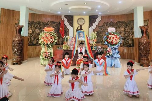 Hơn 20 năm mang bánh sinh nhật dâng Bác