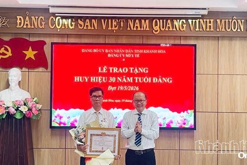 Đảng ủy Sở Y tế trao Huy hiệu 30 năm tuổi Đảng cho 1 đảng viên