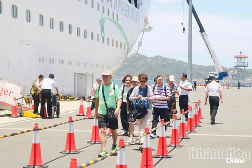 Tàu du lịch biển Star Voyager đưa 700 du khách đến Khánh Hòa