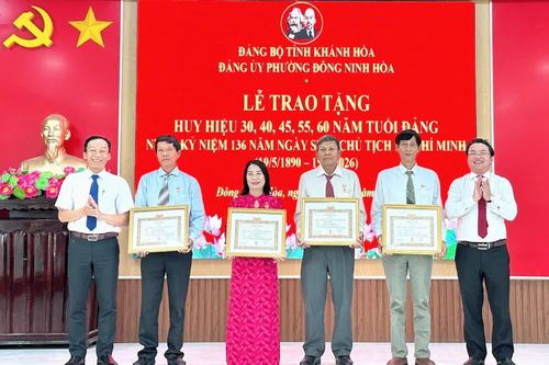 Đảng ủy phường Đông Ninh Hòa trao Huy hiệu Đảng đợt 19-5 cho 12 đảng viên