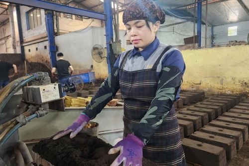 Nữ công nhân sáng tạo